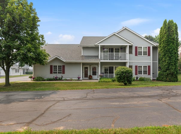 191 Bur Oak Ln, Grafton, WI 53024