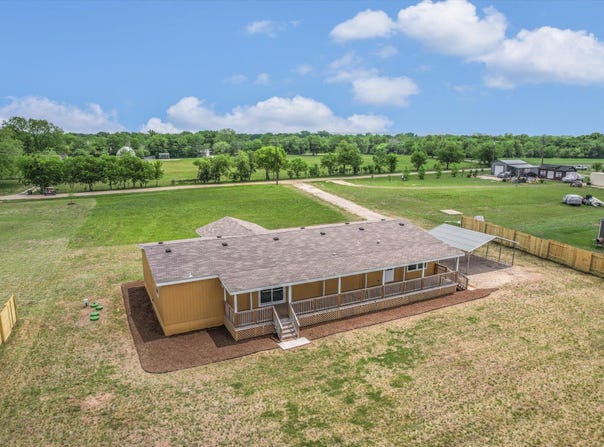 202 Lazy River Ln, Elgin, TX 78621