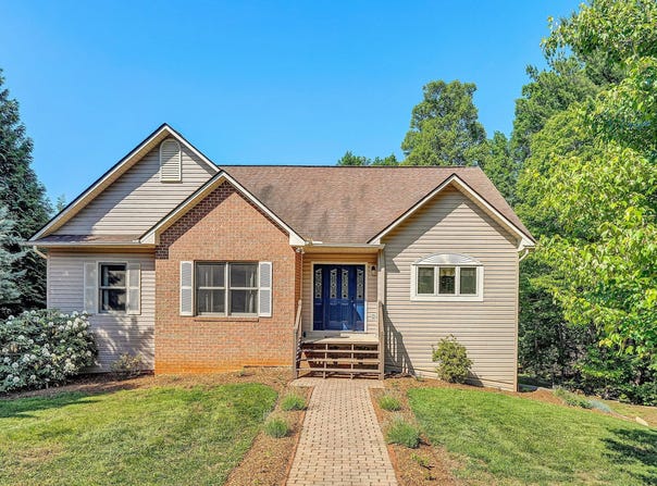 400 HARBOR LANDING DR, Moneta, VA 24121