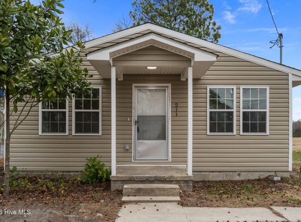 211 S Jackson Street, Beulaville, NC 28518
