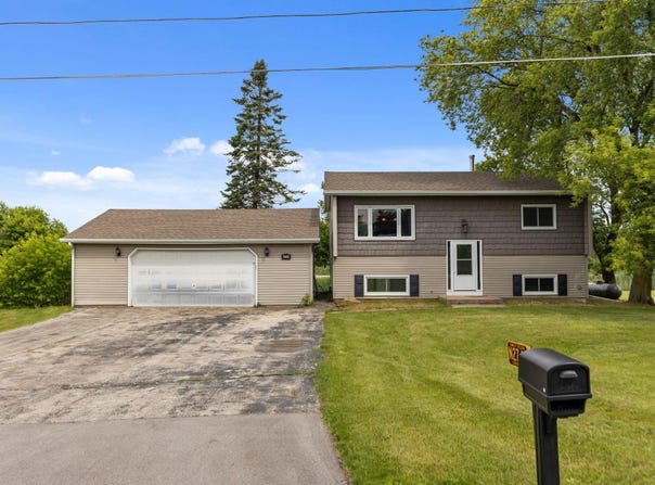 N2749 EVERGREEN Lane, APPLETON, WI 54913