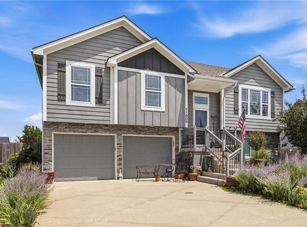 11500 E 207th Circle, Peculiar, MO 64078