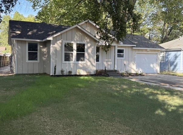 211 S CENTER DRIVE, West Memphis, AR 72301