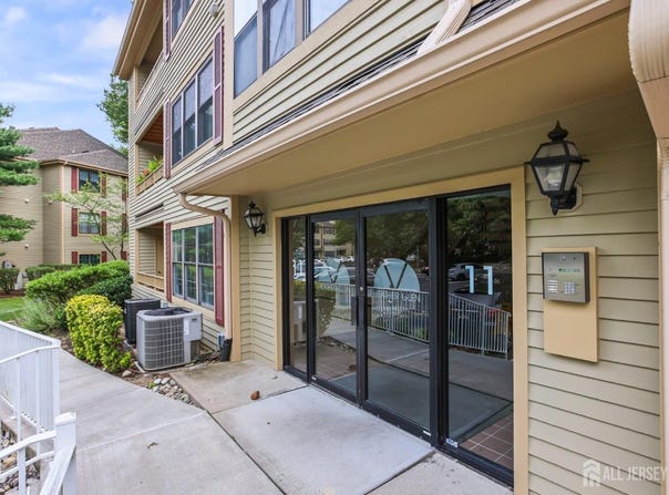1108 Stoneridge Circle, Helmetta, NJ 08828