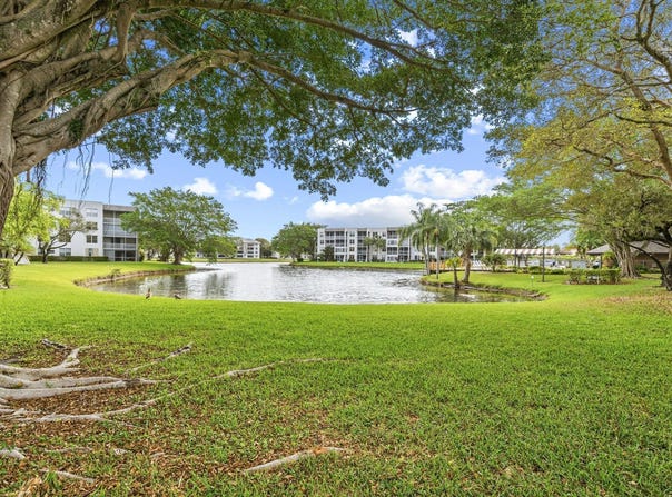 9340 Lagoon Place, Davie, FL 33324