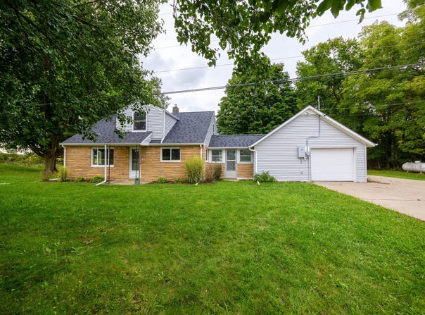 1867 E Fitchburg Road, Stockbridge, MI 49285