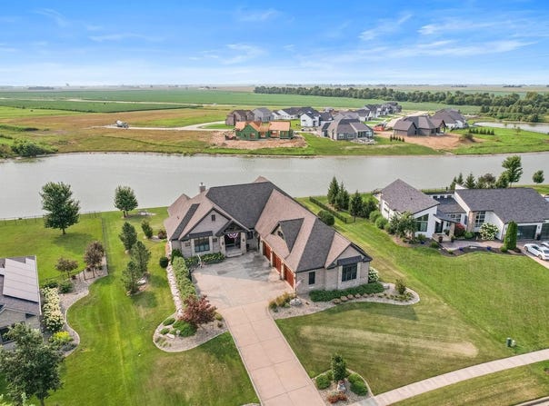 1413 Cross Creek Road, Mahomet, IL 61853
