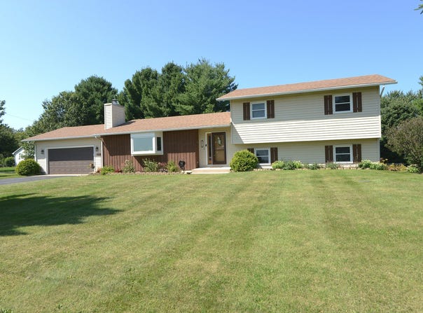 6715 S Oak Grove Road, Harvard, IL 60033