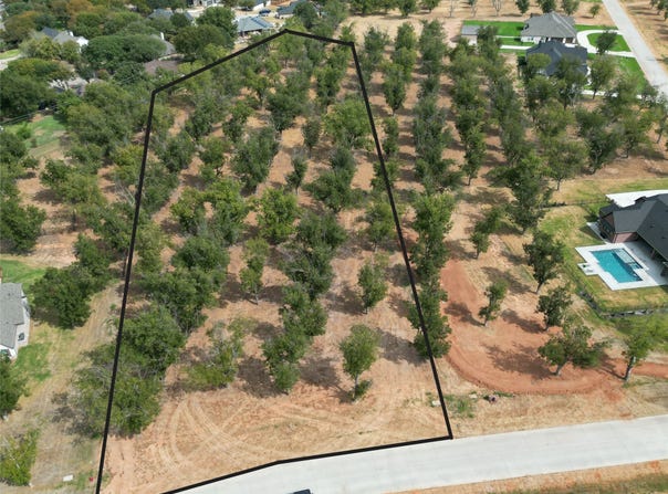 930 E Landings Drive, Granbury, TX 76049