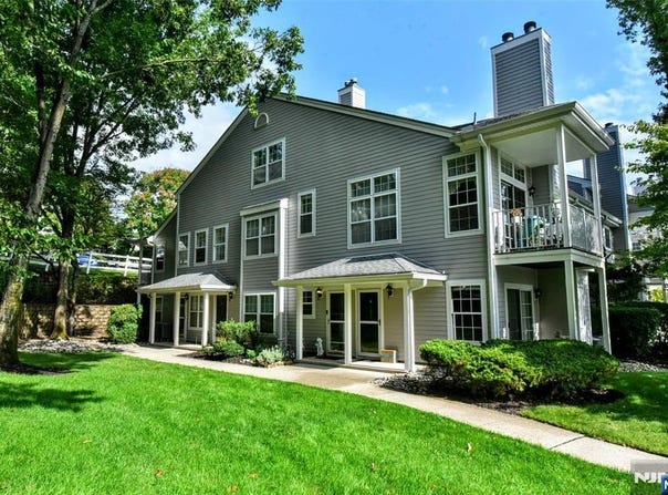 1098 Devon Court, Mahwah, NJ 07430
