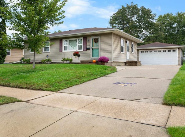 2316 Valley Park Drive, Cedar Falls, IA 50613