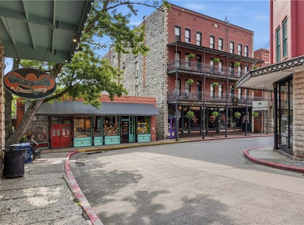 65 Spring Street, Eureka Springs, AR 72632