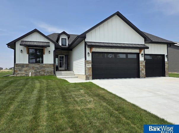 1043 Tuscan Trail, Hickman, NE 68372