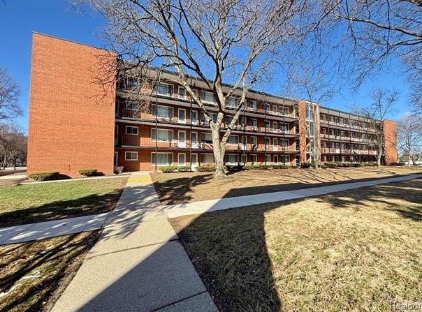 2925 W 13 Mile Road, Royal Oak, MI 48073