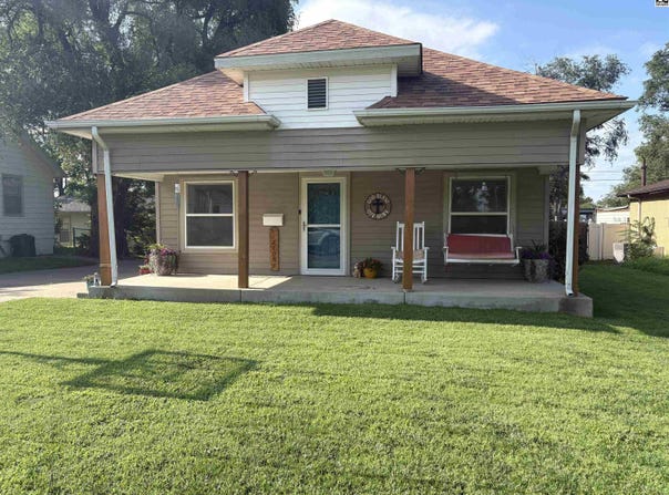 1018 W 3rd St, Pratt, KS 67124