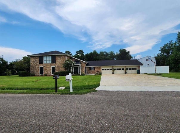 189 Palm Ave, Larose, LA 70373