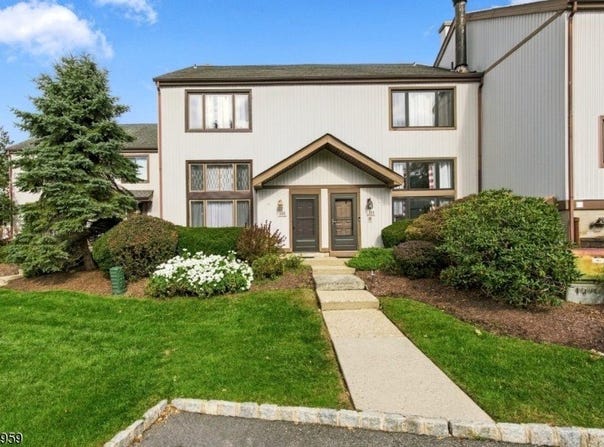 19356 Dell Pl, Stanhope Boro, NJ 07874-2728