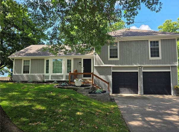 3710 Beechwood Drive, Lee's Summit, MO 64064