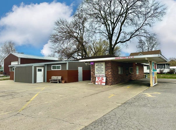 1051 E North Avenue, Flora, IL 62839