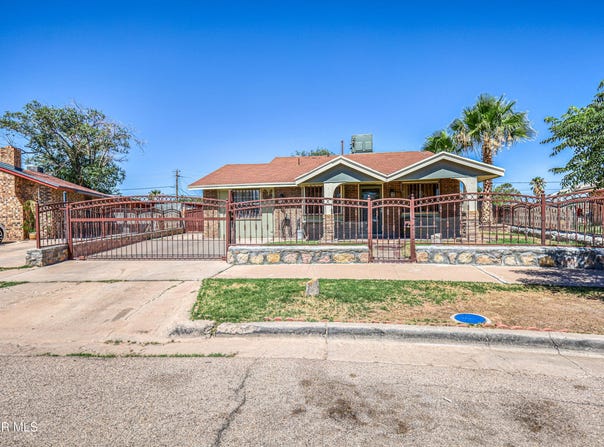 9724 STAUBACH Drive, El Paso, TX 79927
