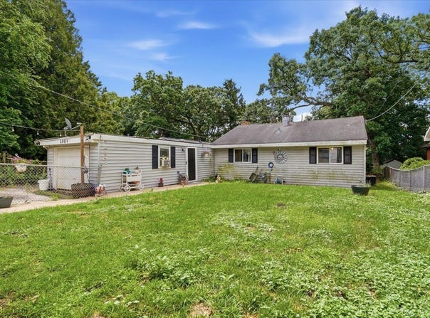 28616 W Benjamin Avenue, Spring Grove, IL 60081