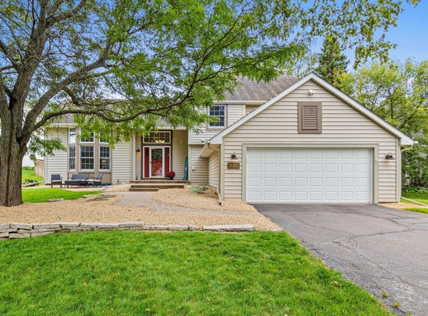 726 Camberwell Drive, Eagan, MN 55123