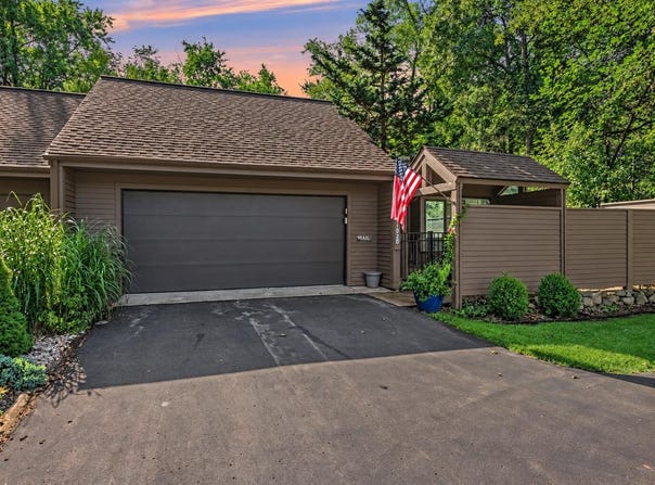 1020 Essex Circle, Kalamazoo, MI 49008