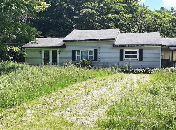 1003 Lincoln Road, Loretto, PA 15940