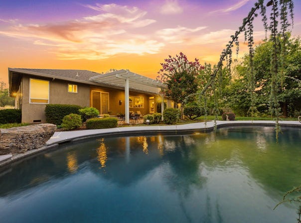 15553 Mountain Shadows Drive, Redding, CA 96001