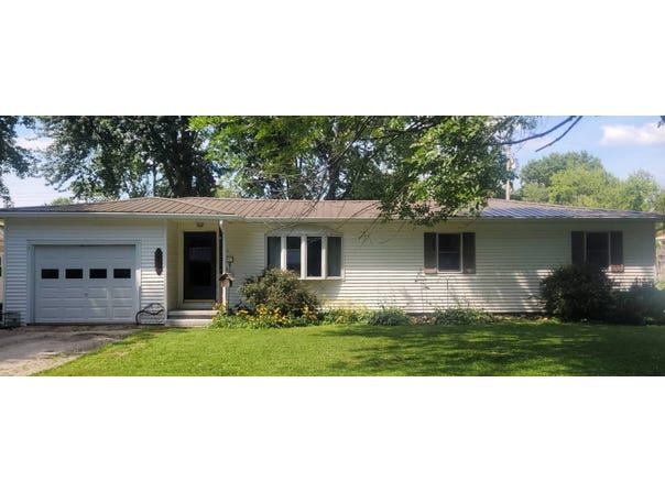 702 E Tampa Dr, Robinson, IL 62454
