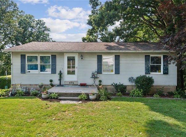 696 Knoll Lane, Upper Burrell, PA 15613