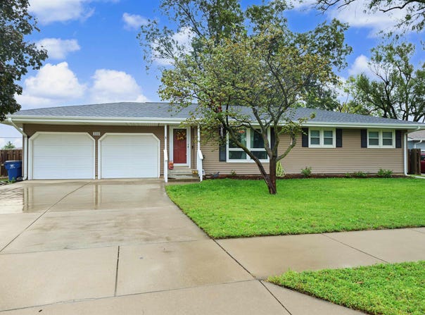 2213 Mayfair Dr, Salina, KS 67401