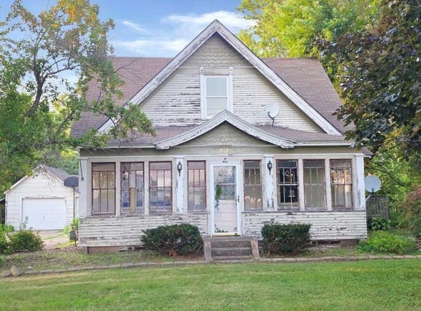 812 Maple Avenue E, Mora, MN 55051