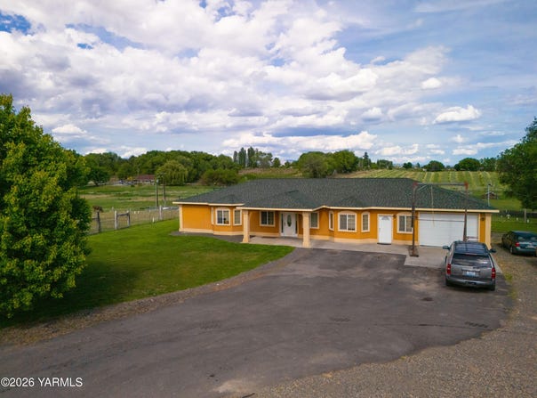 1811 Beam Rd, Granger, WA 98932