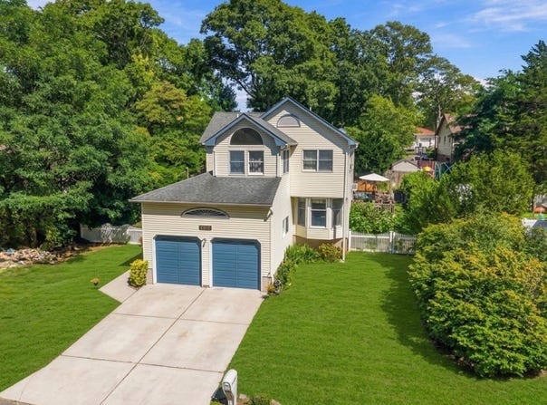 277 Smith Rd, Shirley, NY 11967