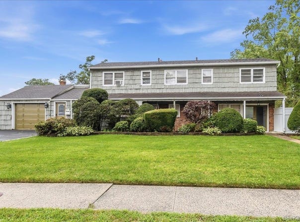 1 Greentree Circle, Westbury, NY 11590