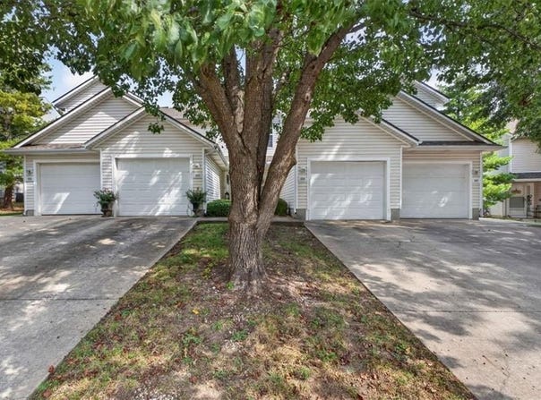 1323 SE Broadway Circle, Lee's Summit, MO 64081
