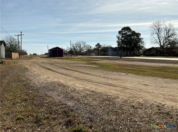 606 E Central Avenue, Nixon, TX 78140