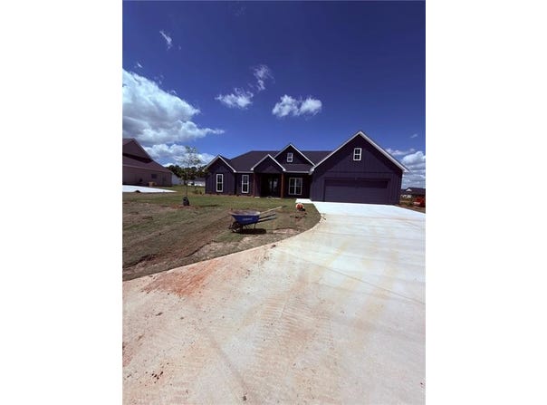 1111 Clara Dr E, Valley, AL 36854
