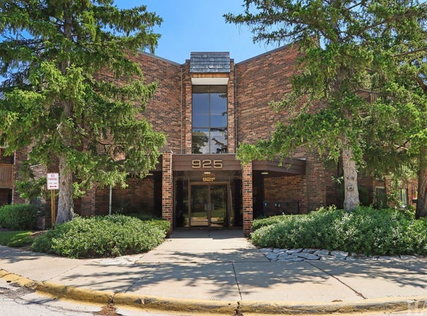 925 SPRINGHILL Drive, Northbrook, IL 60062