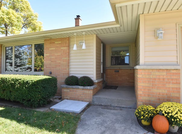 2710 S 72nd St, West Allis, WI 53219