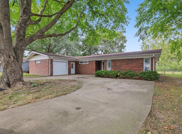 209 Matteson Drive, Villa Grove, IL 61956