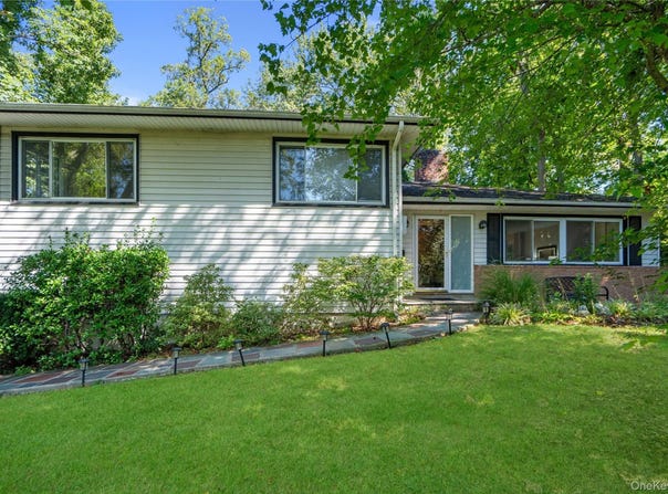 58 Ridge Drive E, Roslyn, NY 11576