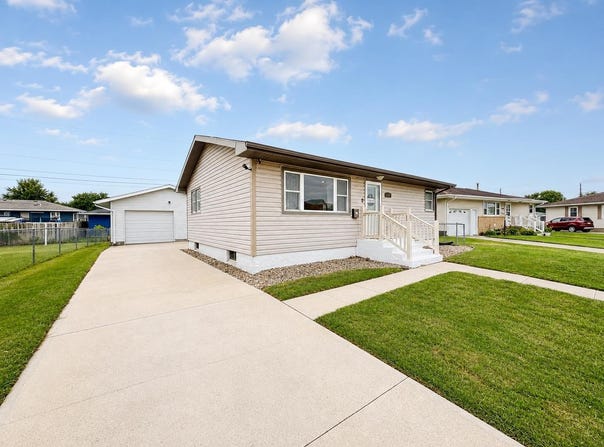 1660 Sunset Drive, Columbus, NE 68601