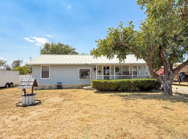 110 RENFRO DR, Devine, TX 78016