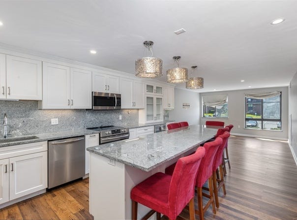100 Ledgewood Dr, Stoneham, MA 02180