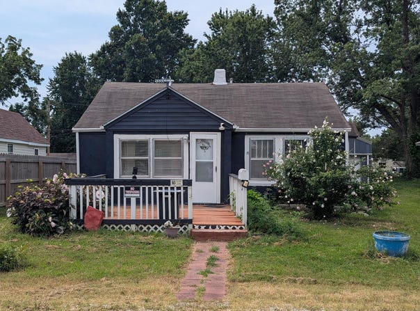 18 W Delta Street, Aurora, MO 65605