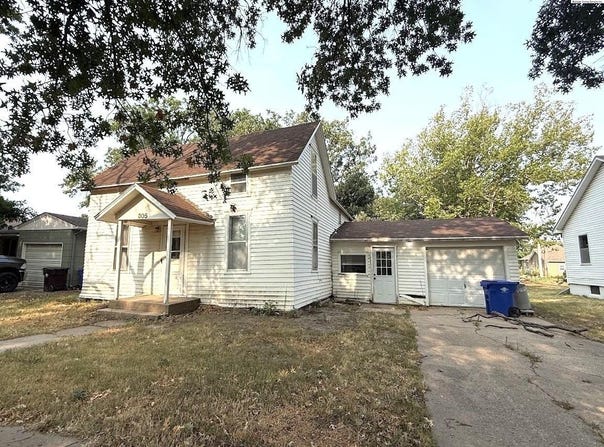 305 S Locust St, Inman, KS 67546