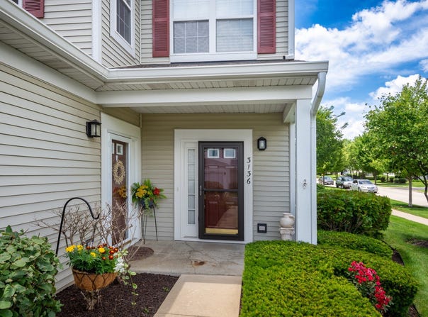 3136 Falling Waters Lane, Lindenhurst, IL 60046