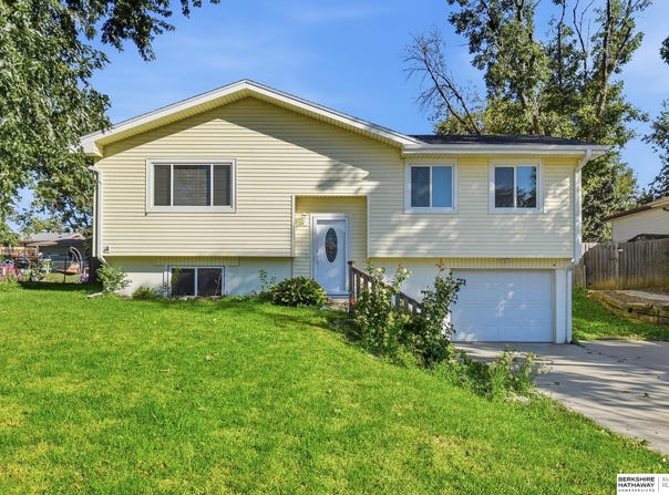 40 Pine Crest Drive, Yutan, NE 68073